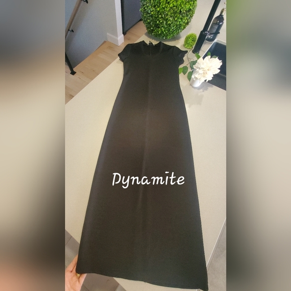 DYNAMITE Superbe robe maxi noire unie à manches courtes - Picture 1 of 6